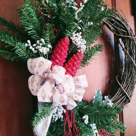 HAND CRAFTED DECORATED RED GOLD WHITE 18" CHRISTMAS GRAPEVINE WREATH DOOR DECOR - Picture 2 of 8